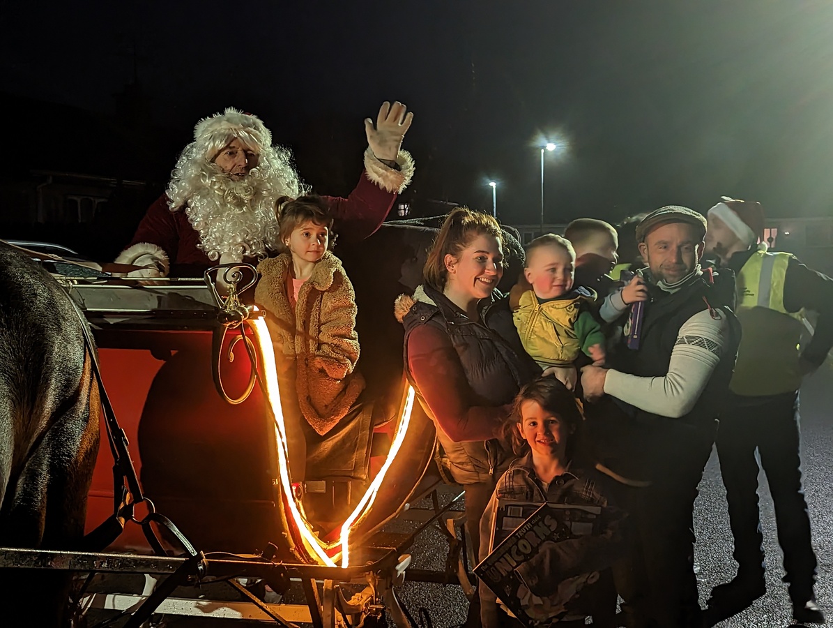 Santa Visits Killen 2022 - Claremount Drive   (10)
